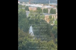 В Ленинском районе коммунальный фонтан поднялся выше деревьев (видео)