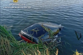Автокатастрофа в Самойловском районе: среди погибших оказались дети, машина съехала в пруд 