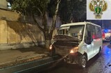 В центре Саратова маршрутка врезалась в трубу на дороге: пострадали 6 пассажиров, в том числе дети, возбуждено уголовное дело