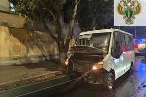 В центре Саратова маршрутка врезалась в трубу на дороге: пострадали 6 пассажиров, в том числе дети, возбуждено уголовное дело