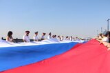 В День флага на Набережной Саратова растянули 140-метровый триколор (фото и видео)