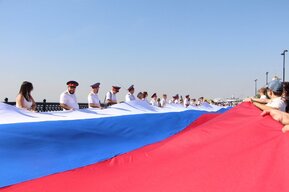 В День флага на Набережной Саратова растянули 140-метровый триколор (фото и видео)