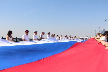 В День флага на Набережной Саратова растянули 140-метровый триколор (фото и видео)