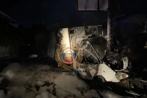 Вечером в Саратове «ГАЗель» врезалась в столб и загорелась: водитель госпитализирован