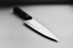 Мужчину будут судить за 19 ножевых ранений знакомому в гараже 