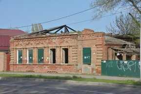 Власти выставили на продажу уже пятый старинный дом на одной улице (цена варьируется от 1 рубля до 11,5 миллиона)