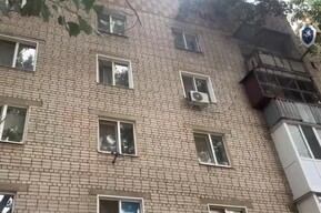 В Энгельсе ребенок облокотился на москитную сетку и выпал с четвертого этажа