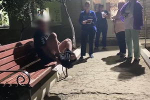 Молодой человек спровоцировал погоню с полицейскими, бросил машину, разделся и лёг на лавочку (видео)