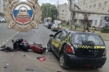 Автомобиль такси разбил мотоцикл Kawasaki