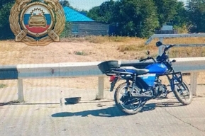 Мотоциклист влетел в ограждение дороги