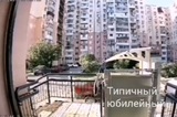 Летевший с большой высоты кирпич чуть не попал в прохожего