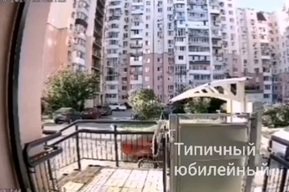 Летевший с большой высоты кирпич чуть не попал в прохожего