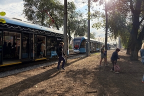 «Как в старые „добрые“»: в первый день осени остановились трамваи, горожанам пришлось пересаживаться на старые автобусы 