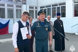 Вывел жильцов на улицу, вынес на руках женщину: школьника из региона наградили медалью МЧС России 