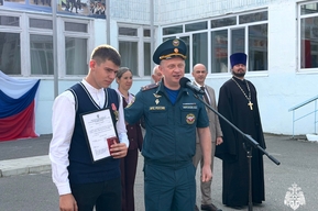 Вывел жильцов на улицу, вынес на руках женщину: школьника из региона наградили медалью МЧС России 