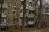 Неотложные аварийно-восстановительные работы дома, поврежденного в результате атаки БПЛА, откладываются в третий раз