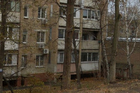 Неотложные аварийно-восстановительные работы дома, поврежденного в результате атаки БПЛА, откладываются в третий раз