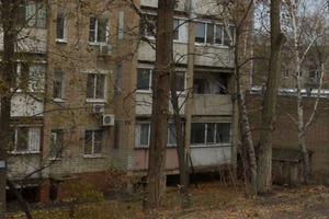 Неотложные аварийно-восстановительные работы дома, поврежденного в результате атаки БПЛА, откладываются в третий раз