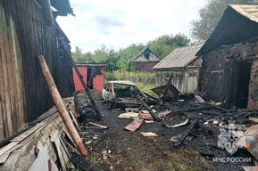 В Аркадаке загорелись дом, надворные постройки и автомобиль: есть пострадавший