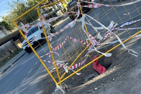 Саратовцы опасаются за безопасность на дороге из-за провала по пути к школе