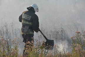 В Саратовской области потушили возгорание сухой травы на площади 100 гектаров, всего за два дня вспыхнуло 76 пожаров