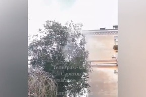 На Мичурина забил коммунальный фонтан высотой выше крыш (видео)