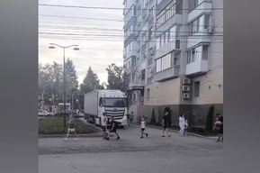 Горожанин о грузовиках у входа в Горпарк со стороны 2-й Садовой: «Всегда там была исключительно пешеходная зона»