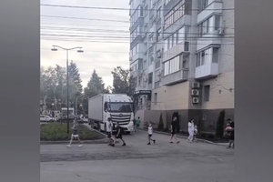 Горожанин о парковке у входа в Горпарк со стороны 2-й Садовой: «Всегда там была исключительно пешеходная зона»