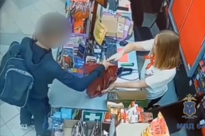 Покровчанин решил отовариться за счет 25-летней незнакомки и попал под статью
