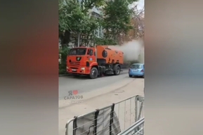 «Это издевательство»: на дороге в Саратове заметили коммунальную машину, за которой тянется шлейф из пыли
