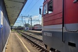 Мужчина через суд требовал наказать перевозчика за то, что с ним в купе ехал пассажир со сломанной рукой