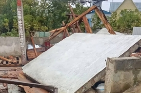 Двух молодых людей придавило бетонной плитой: один из пострадавших погиб