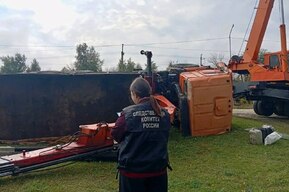 Во время погрузки железобетонный опоры опрокинулся грузовик: пострадал рабочий