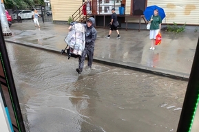 В мэрии Саратова рассказали, что пытались сделать так, чтобы «скоростной трамвай» с пассажирами не уходил под воду во время дождя. Но не смогли