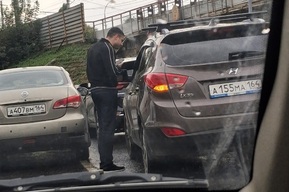 Из-за аварии сильно затруднен проезд под «мостом глупости» на Рабочей