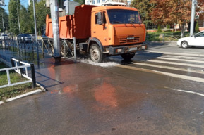 В Саратове канализационные стоки затапливают улицу Чернышевского, вода стекает к новой набережной