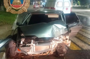 Молодой водитель врезался в дерево и попал в больницу
