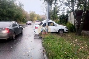 Молодой водитель «Гранты» попал в больницу после столкновения со столбом в Волжском районе