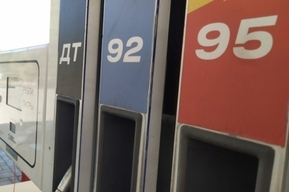 В Саратовской области и еще 23 регионах немного подешевел бензин и дизельное топливо