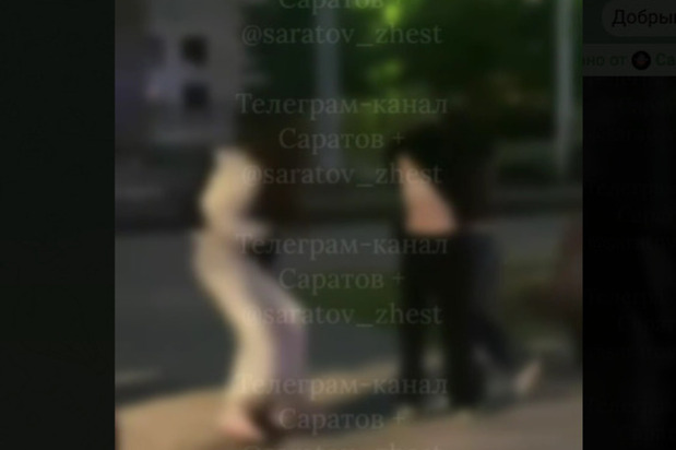 В центре Саратова избили девочку: полицейские установили участниц конфликта — им 16 и 18 лет