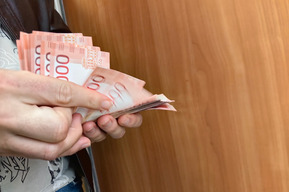 Мужчина предложил сотруднику ДПС взятку в 100 тысяч рублей: возбуждено уголовное дело 