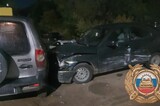 В Ленинском районе один из столкнувшихся автомобилей протаранил две стоящие легковушки, последняя из которых сбила женщину