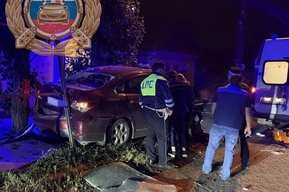 В Энгельсе среди ночи Nissan протаранил забор