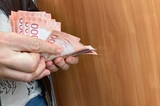 Одинокий мужчина попросил соседку помочь с лечением и поплатился