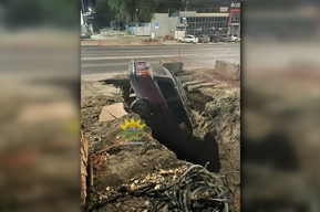 На проспекте Строителей легковушка провалилась в гигантскую яму на дороге
