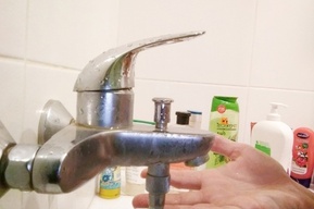 Тысячи горожан остались без горячей воды, некоторые второй день сидят без холодной