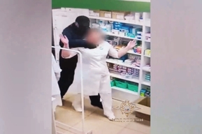 Приставил нож к горлу, замотал руки и рот скотчем: видео нападения на женщину в Балаково