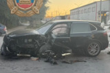 В Вольске Porsche Cayenne въехал в бетонное ограждение: два человека в больнице