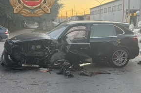 В Вольске Porsche Cayenne въехал в бетонное ограждение: два человека в больнице