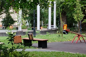 «Чудо дизайнерской фантазии»: горожанка показала лавочки с необычными спинками в сквере Первой учительницы